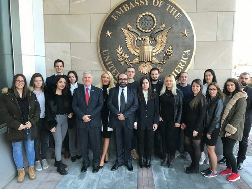 Њ.Е. Амбасадор САД са наставницима и студентима ПФКГ